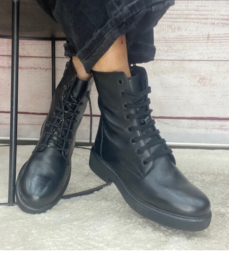 Cristine Mara 1 Anfibio lacci strass nero