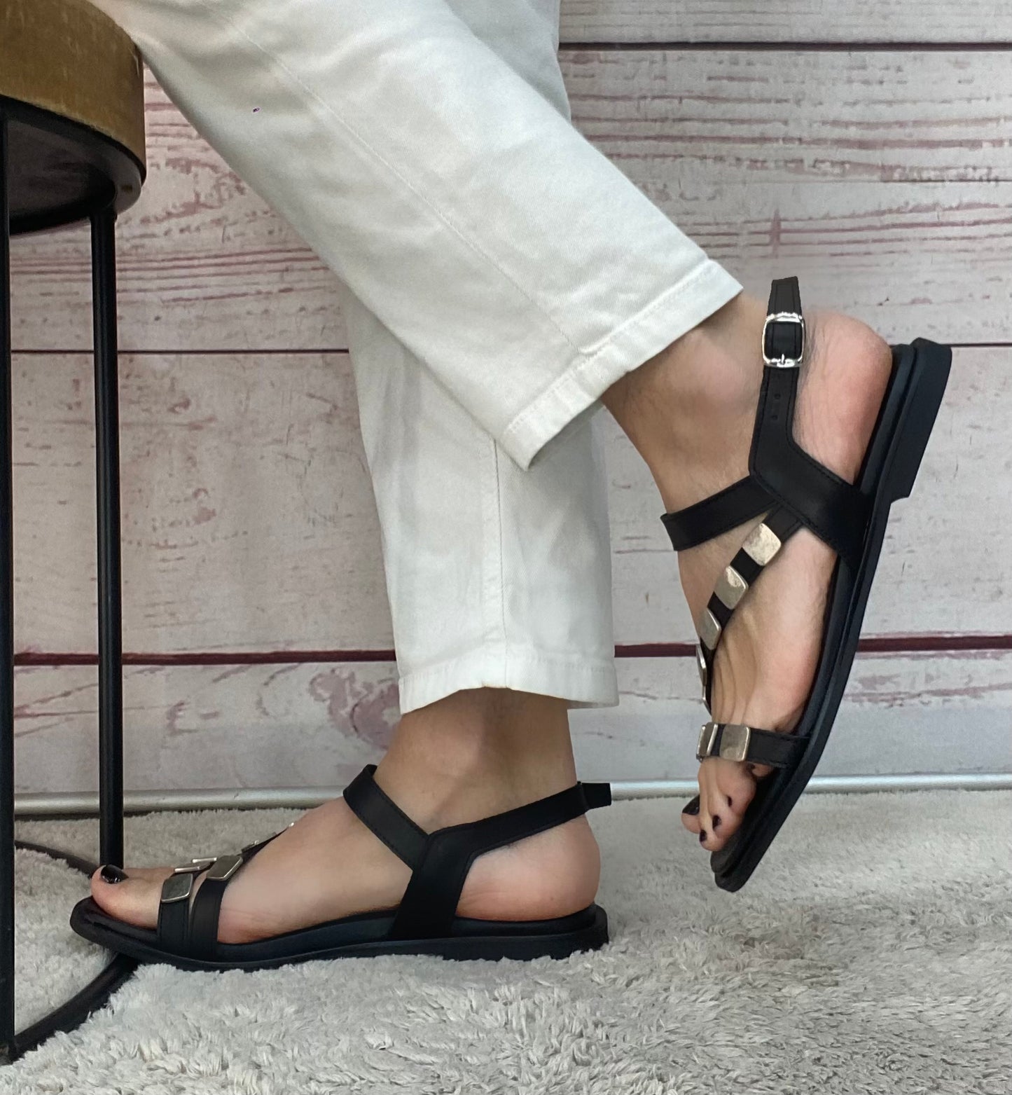 Creative sandalo pelle nera con placchette
