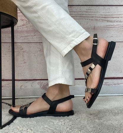 Creative sandalo pelle nera con placchette