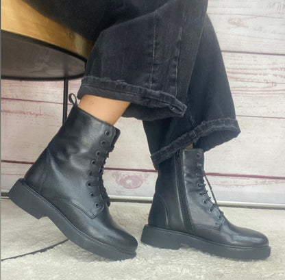 Cristine Mara 1 Anfibio lacci strass nero