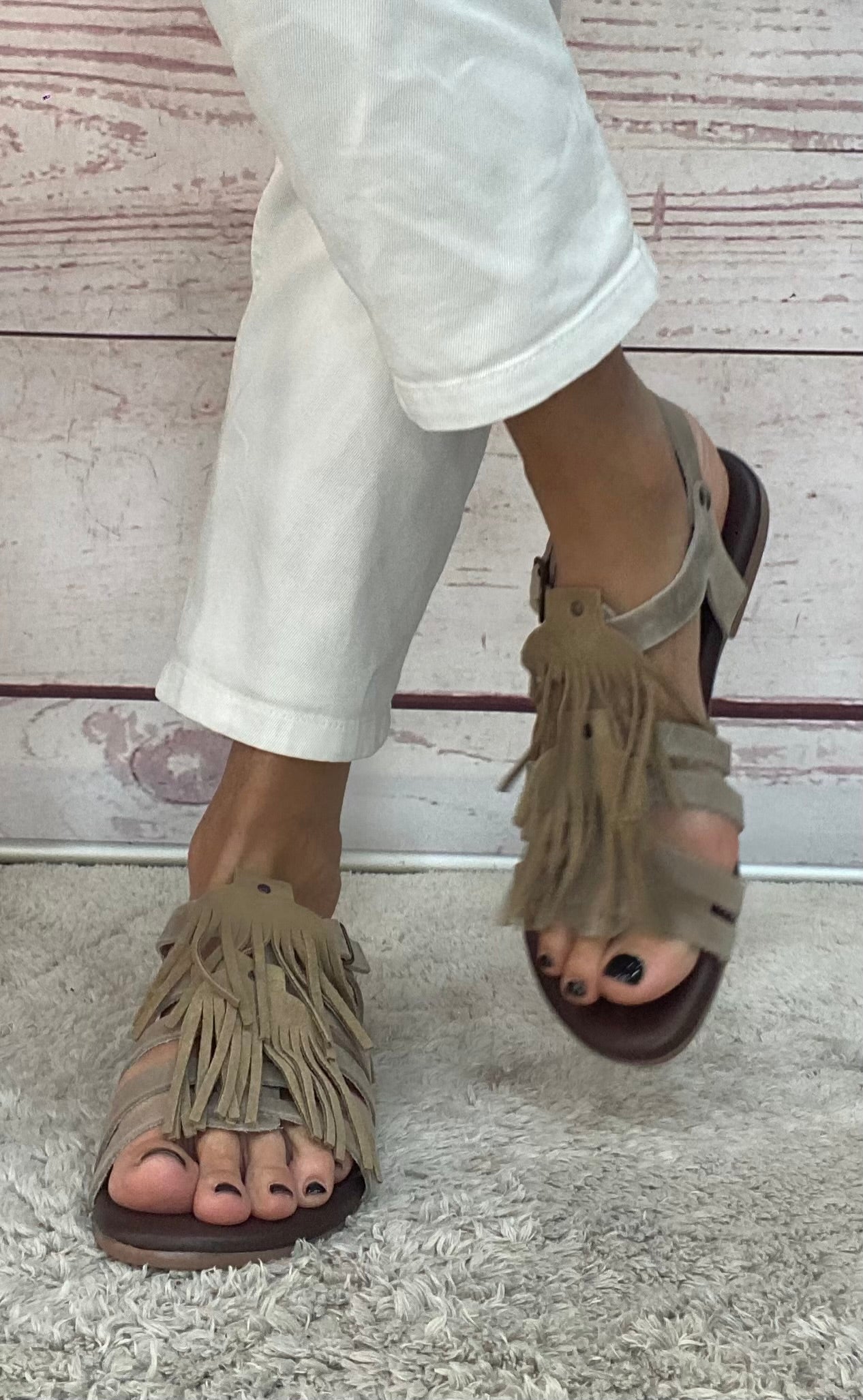 Gio’ sandalo frangie camoscio Taupe