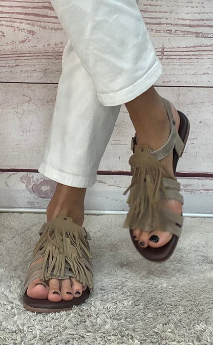 Gio’ sandalo frangie camoscio Taupe