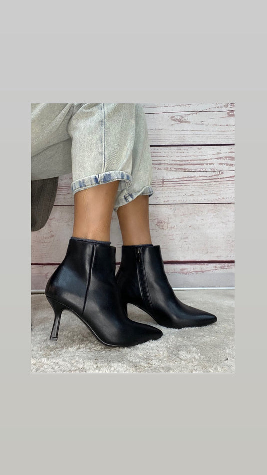 F.M. Tronchetto pelle nera tacco 7